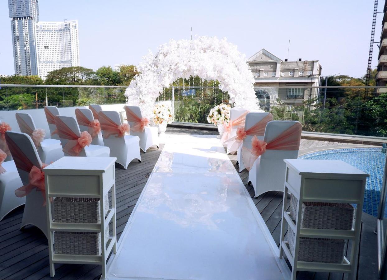Harris & Conventions Bundaran Satelit Hotel