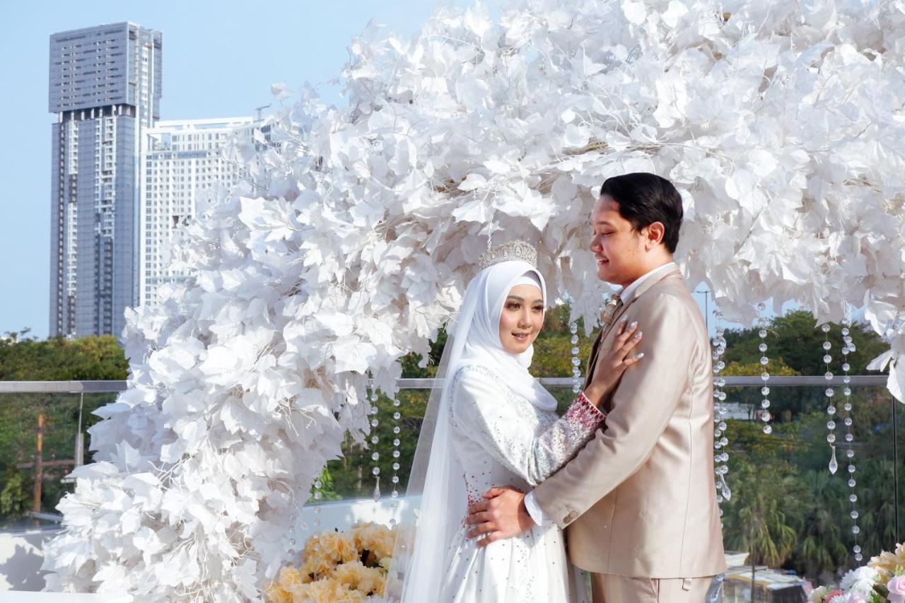 Harris & Conventions Bundaran Satelit Hotel