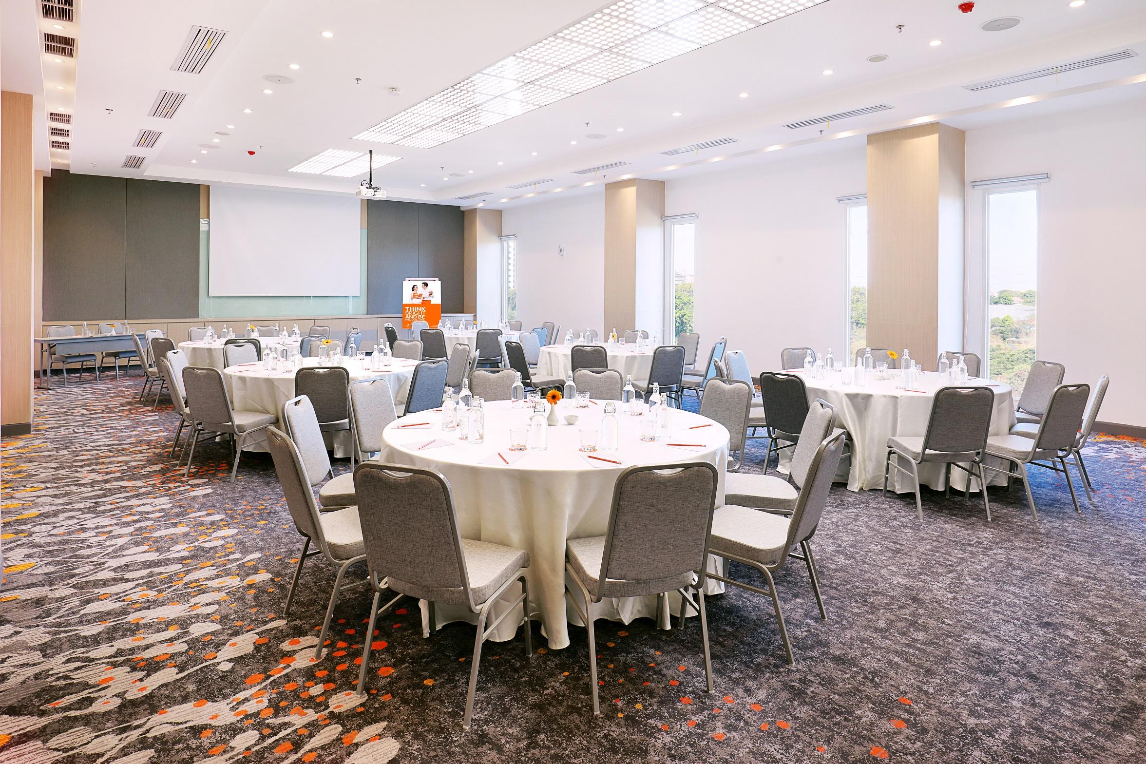 Hotel Harris & Conventions Bundaran Satelit 4*